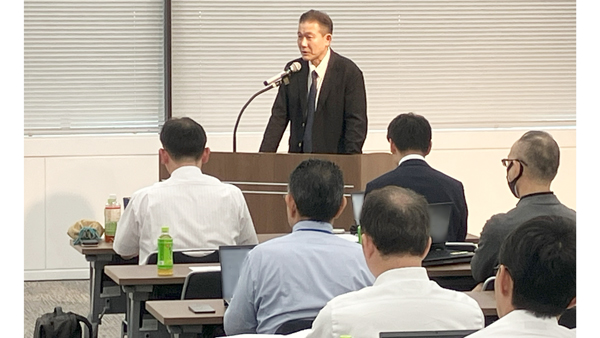 開会挨拶をする梶田会長